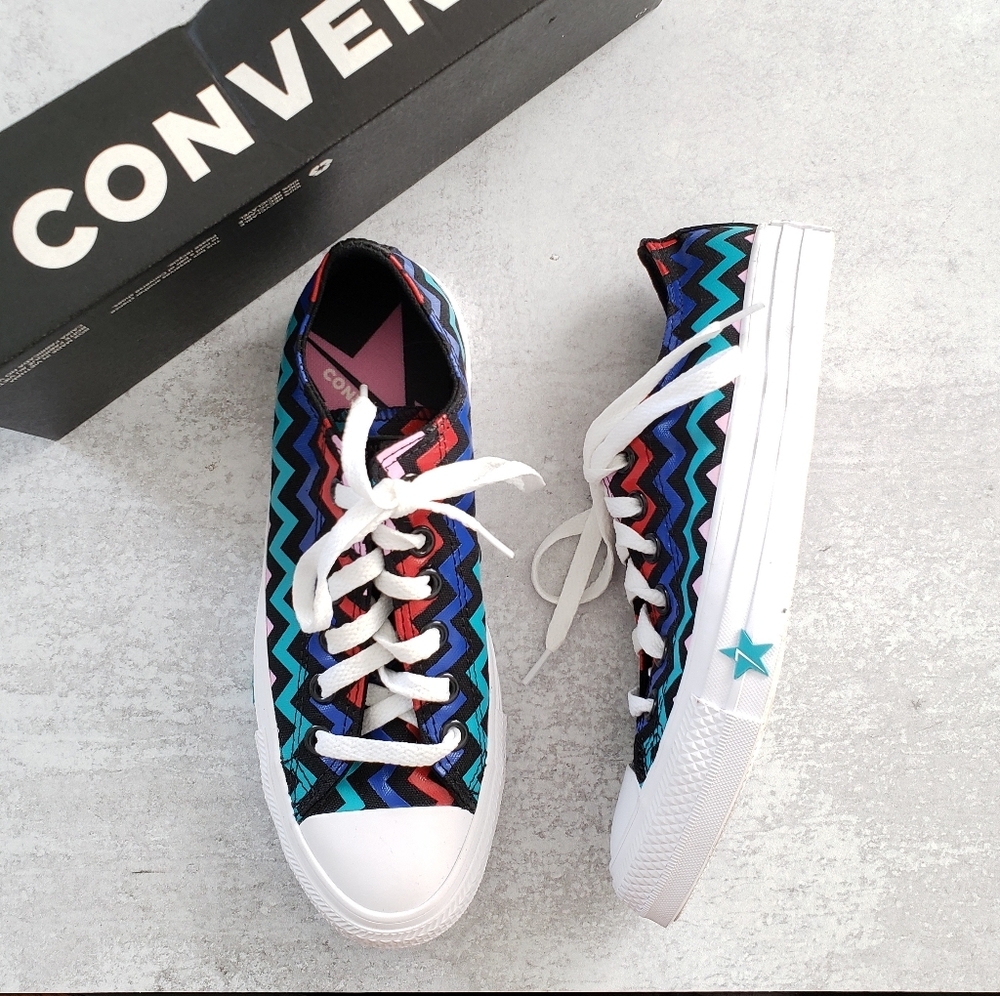 Converse CTAS VLTG Low Top Sneakers Chevron Heart Black Blue Pink SZ 6.5 - Picture 7 of 7